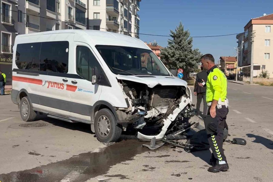 Aksaray’da Otomobil İle Servis Minibüsü Çarpıştı: 1 Yaralı