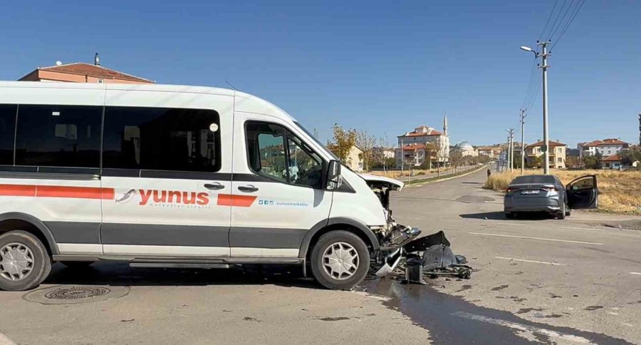 Aksaray’da Otomobil İle Servis Minibüsü Çarpıştı: 1 Yaralı