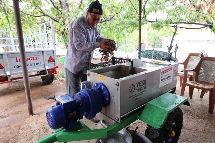 Büyükşehirden Üreticiye Üzüm Sıkma Makinesi Desteği