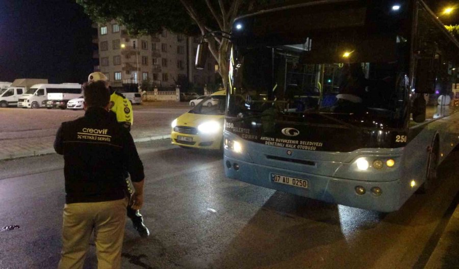 Antalya’da Halk Otobüsünün Çarptığı Yaya Yaralandı