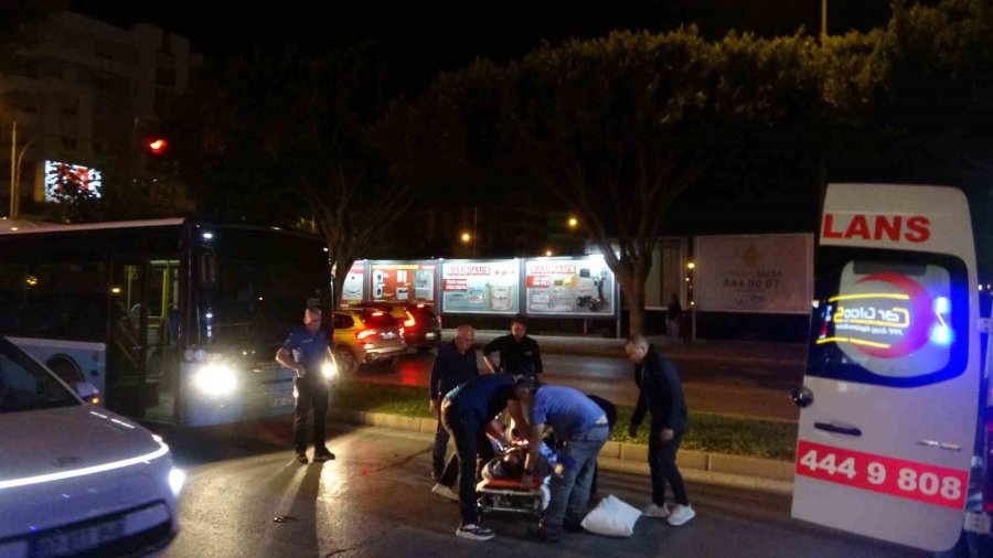 Antalya’da Halk Otobüsünün Çarptığı Yaya Yaralandı