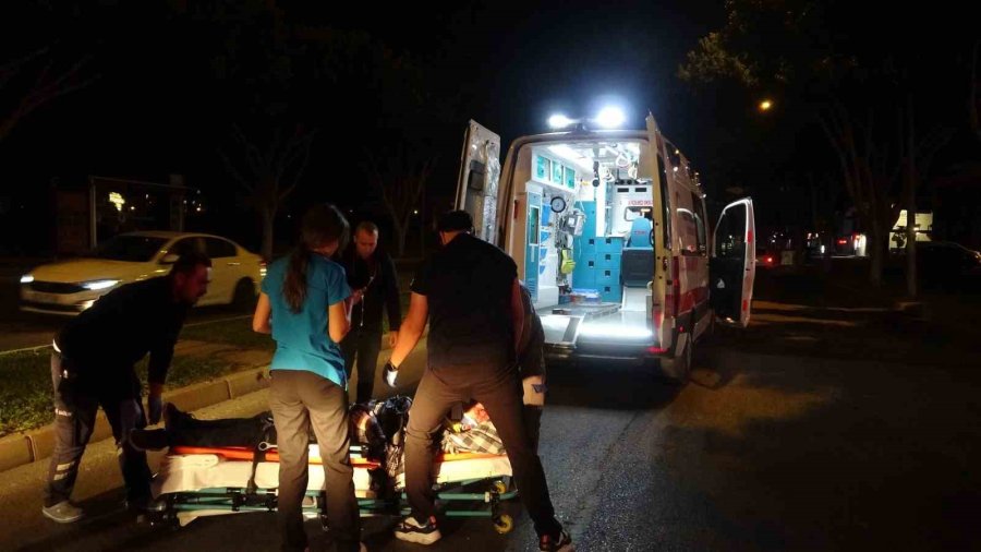 Antalya’da Halk Otobüsünün Çarptığı Yaya Yaralandı