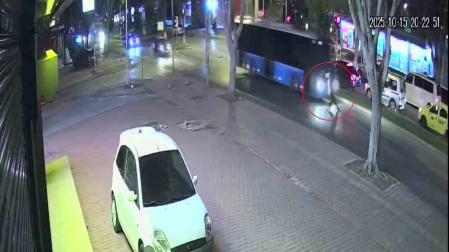 Antalya’da Halk Otobüsünün Yayaya Çarptığı Kazanın Güvenlik Kamerası Ortaya Çıktı