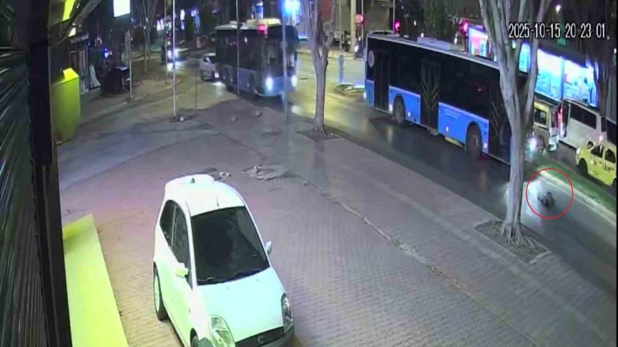 Antalya’da Halk Otobüsünün Yayaya Çarptığı Kazanın Güvenlik Kamerası Ortaya Çıktı