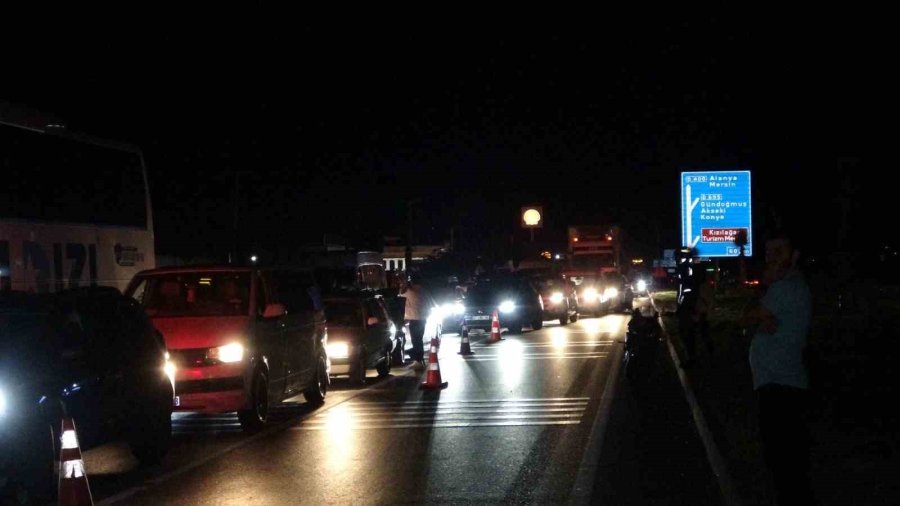 Antalya’da Odun Yüklü Kamyon Devrildi, Trafik 3 Saat Durdu