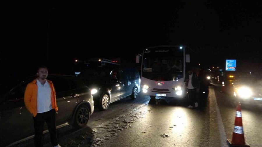 Antalya’da Odun Yüklü Kamyon Devrildi, Trafik 3 Saat Durdu