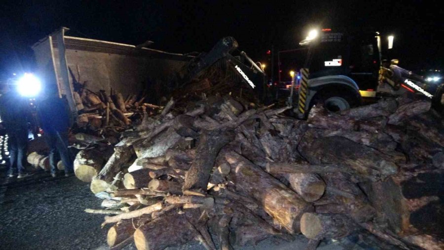Antalya’da Odun Yüklü Kamyon Devrildi, Trafik 3 Saat Durdu