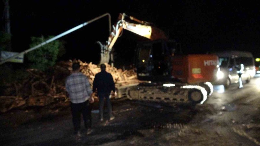 Antalya’da Odun Yüklü Kamyon Devrildi, Trafik 3 Saat Durdu
