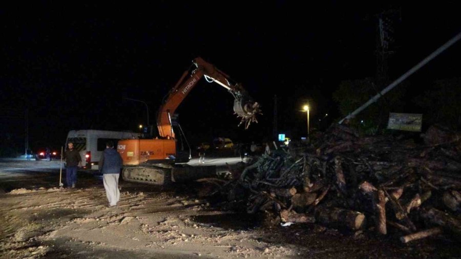 Antalya’da Odun Yüklü Kamyon Devrildi, Trafik 3 Saat Durdu