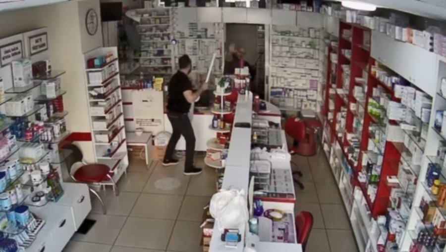 Mersin’de Muadil İlaç Verdiği İçin Eczacı Kalfasının Kafasını Sopayla Yaran Saldırgan, Cebinden Çıkardığı Bıçakla Üzerine Saldırdı