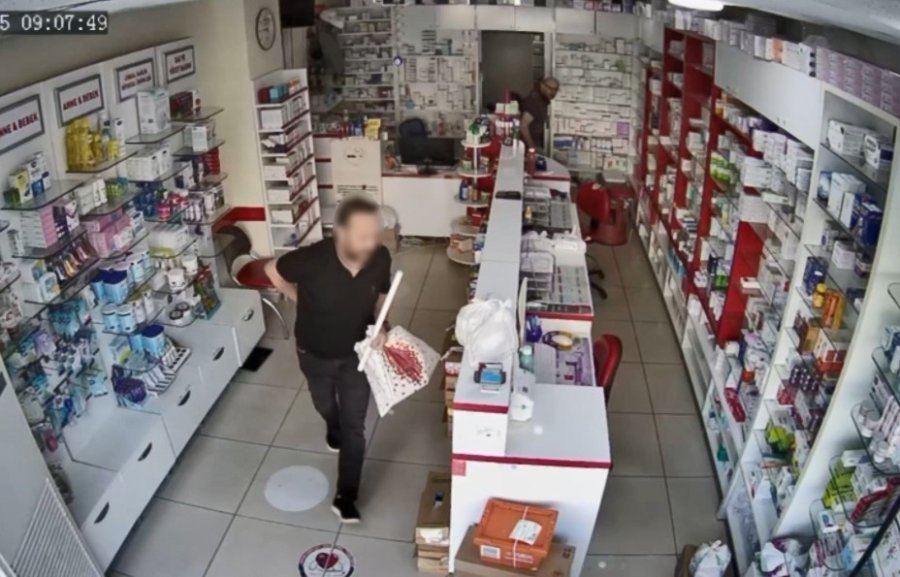 Mersin’de Muadil İlaç Verdiği İçin Eczacı Kalfasının Kafasını Sopayla Yaran Saldırgan, Cebinden Çıkardığı Bıçakla Üzerine Saldırdı