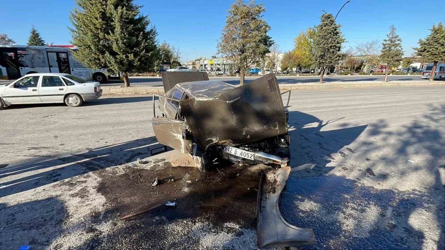 Takla Atan Tofaş Hurdaya Dönerken Sürücüsü Ölümden Döndü