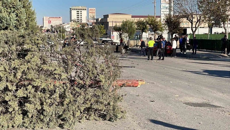 Takla Atan Tofaş Hurdaya Dönerken Sürücüsü Ölümden Döndü