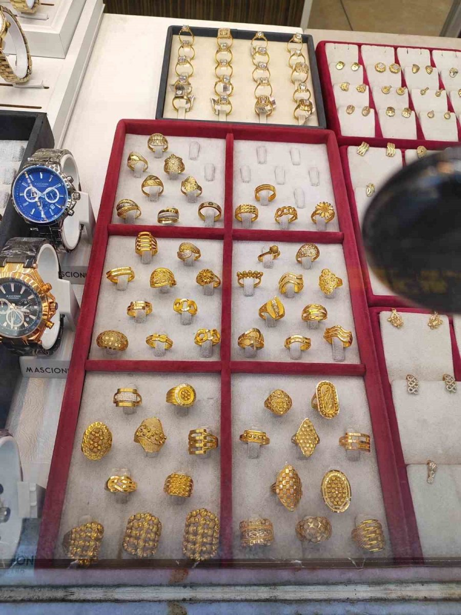 İkisi Oyaladı, Biri Vitrindeki Milyonluk Altın Yüzükleri Çaldı