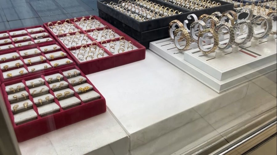 İkisi Oyaladı, Biri Vitrindeki Milyonluk Altın Yüzükleri Çaldı