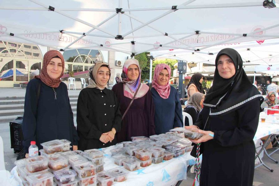Mersin’de Dönerden Tantuniye Hayır Çarşısı Yoğun İlgi Gördü