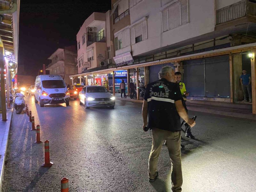 Antalya’da Devrilen Motosikletin Sürücüsü Ağır Yaralandı: Kaza Anı Kamerada