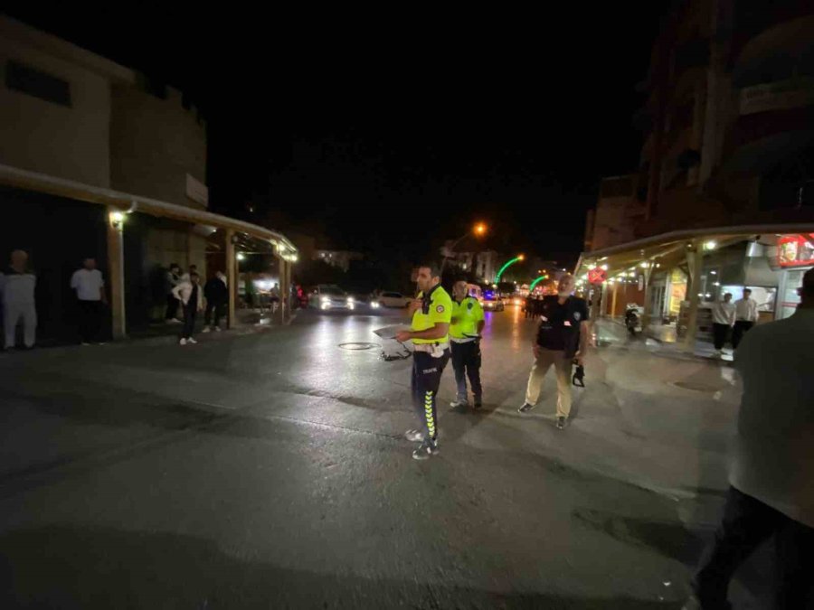 Antalya’da Devrilen Motosikletin Sürücüsü Ağır Yaralandı: Kaza Anı Kamerada