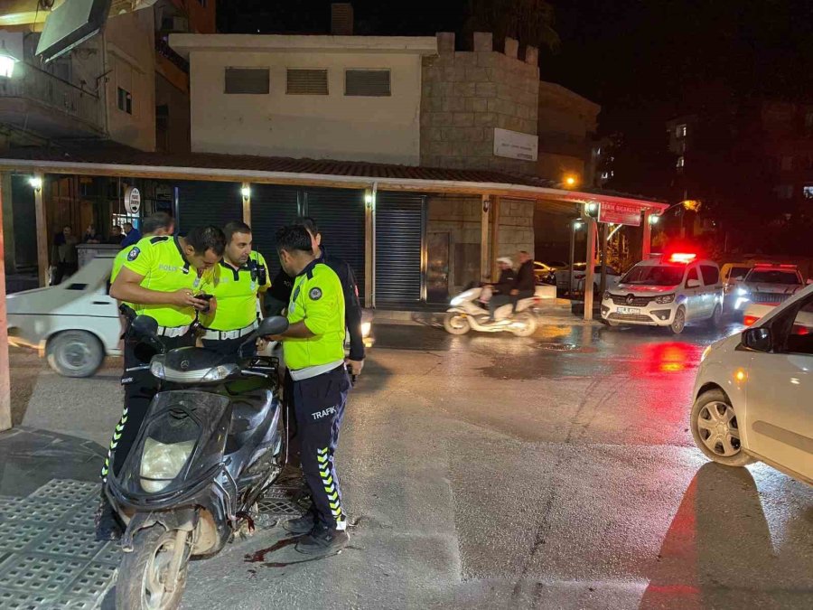 Antalya’da Devrilen Motosikletin Sürücüsü Ağır Yaralandı: Kaza Anı Kamerada