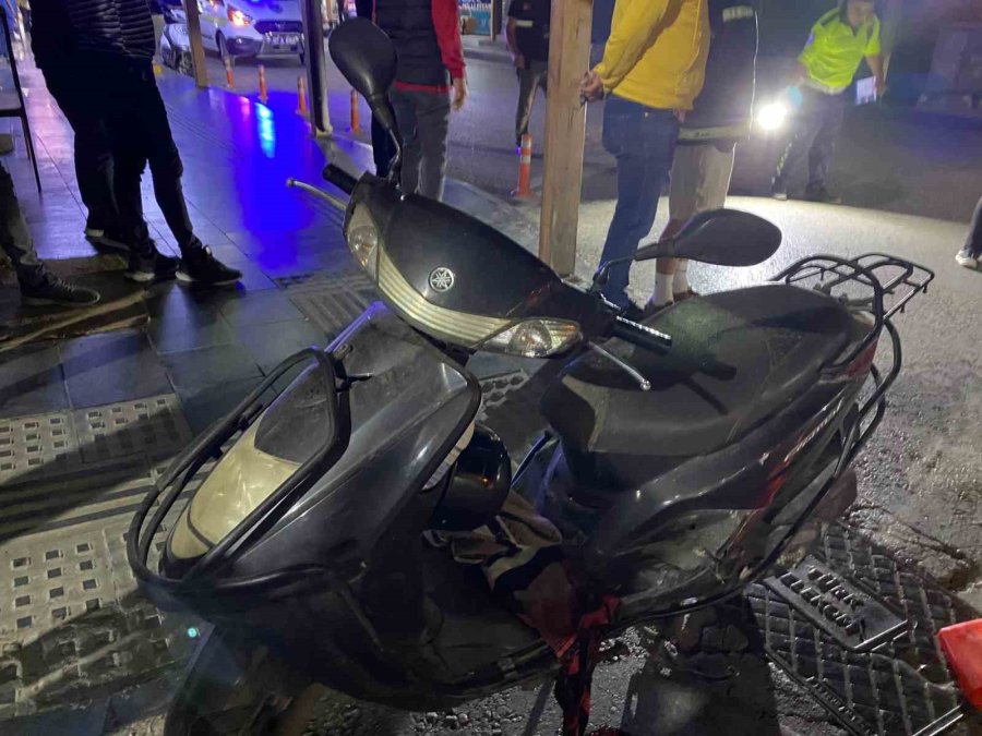 Antalya’da Devrilen Motosikletin Sürücüsü Ağır Yaralandı: Kaza Anı Kamerada