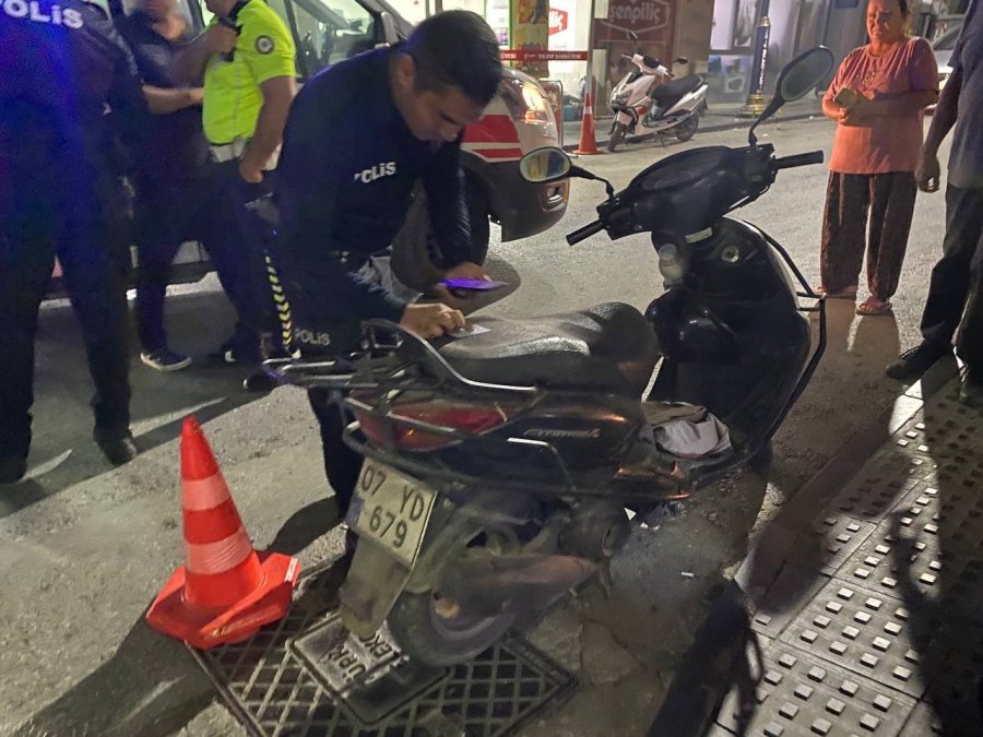 Antalya’da Devrilen Motosikletin Sürücüsü Ağır Yaralandı: Kaza Anı Kamerada