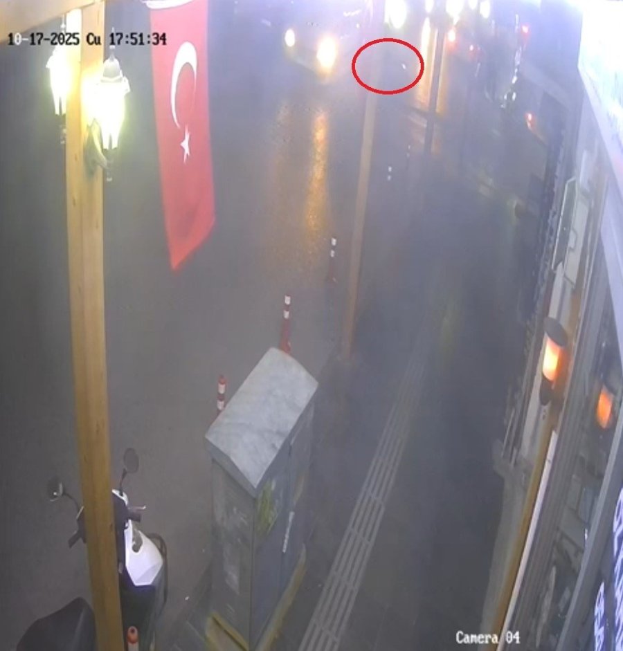 Antalya’da Devrilen Motosikletin Sürücüsü Ağır Yaralandı: Kaza Anı Kamerada