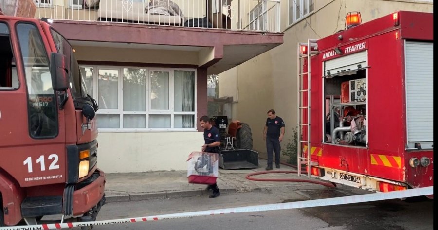 Antalya’da Yangın Çıkan Evdeki Muhabbet Kuşunu İtfaiye Kurtardı