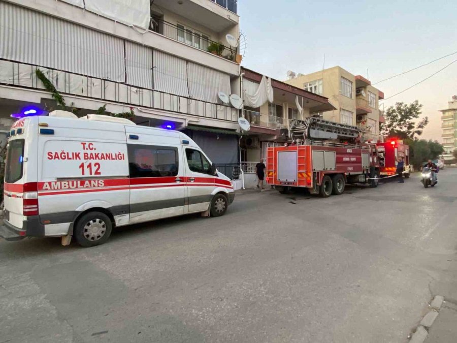 Antalya’da Yangın Çıkan Evdeki Muhabbet Kuşunu İtfaiye Kurtardı