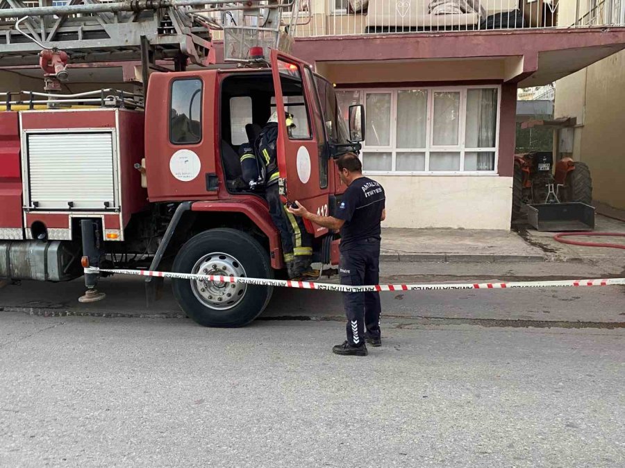 Antalya’da Yangın Çıkan Evdeki Muhabbet Kuşunu İtfaiye Kurtardı