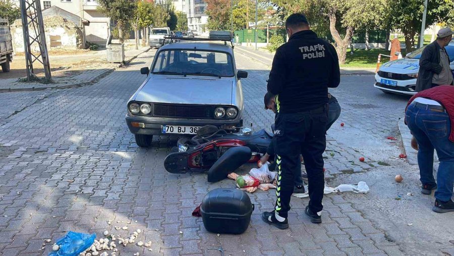 Motosiklet Sürücüsünün Yaralandığı Kazada Sebzeler Yola Saçıldı