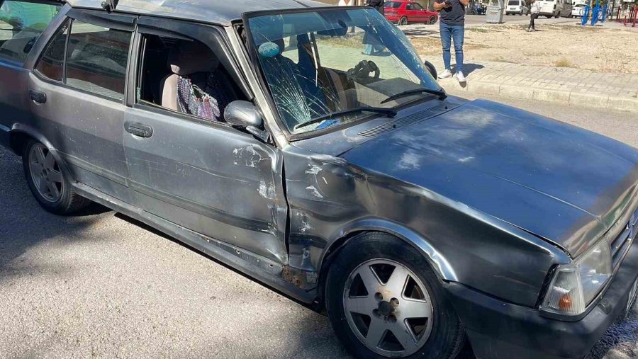 Otomobille Çarpışan Yolcu Minibüsü Kaldırıma Çıktı: 3 Yaralı