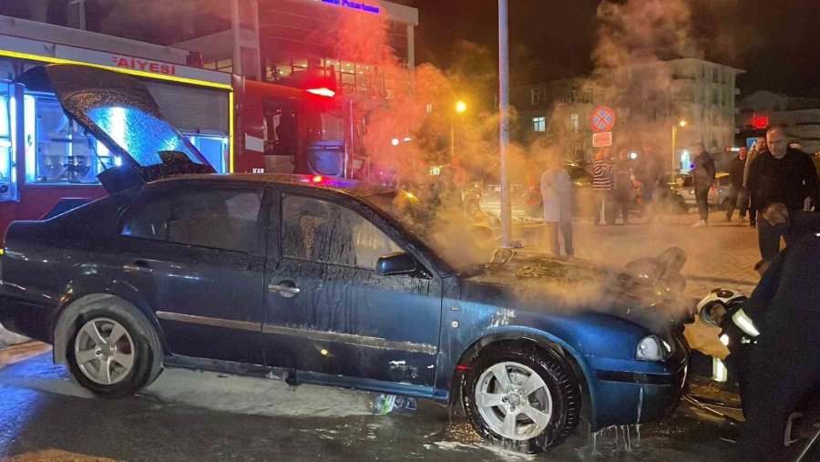 Karaman’da Seyir Halindeki Otomobil Alev Alarak Yandı