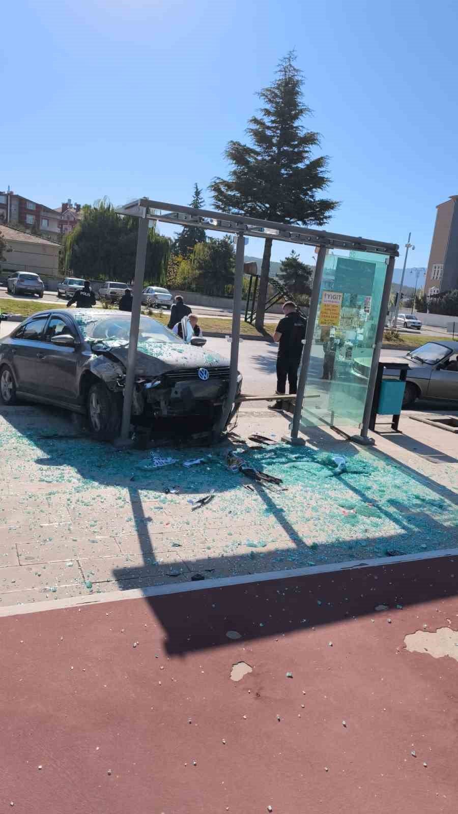 Çarpışan Otomobilden Birisi Durağa Daldı: Otobüs Bekleyen Şahıs Yaralandı