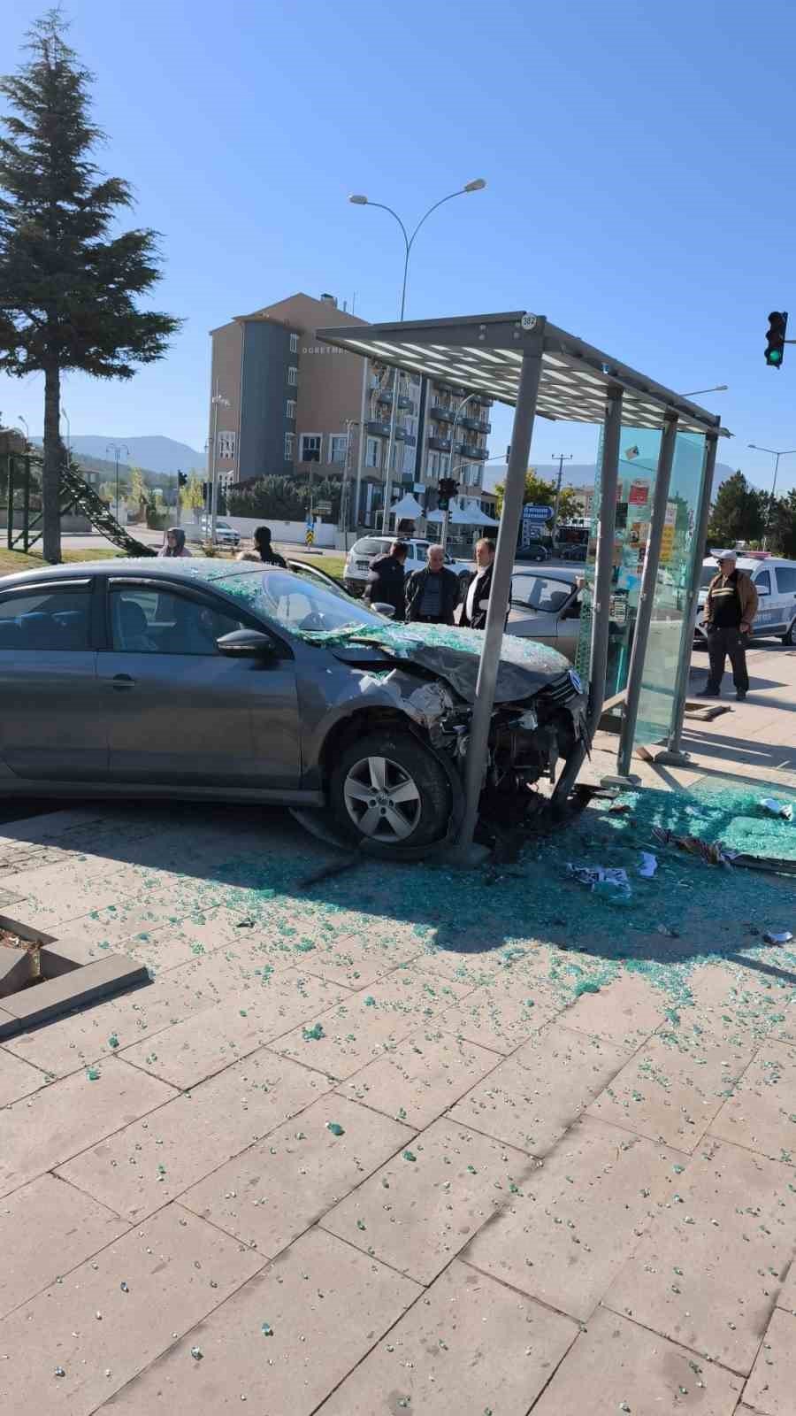 Çarpışan Otomobilden Birisi Durağa Daldı: Otobüs Bekleyen Şahıs Yaralandı