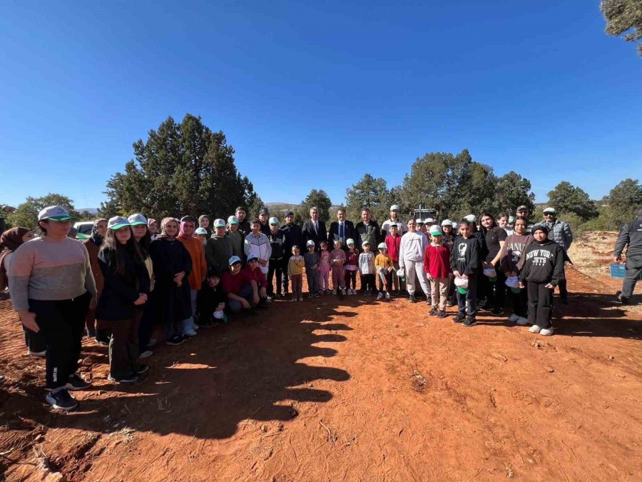 Bozkır’da Öğrenciler Fidan Dikti
