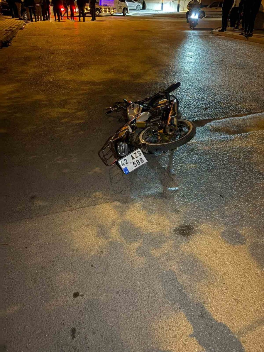 Kaza Yaparak Savrulan Motosiklet Yayalara Çarptı: 5 Yaralı