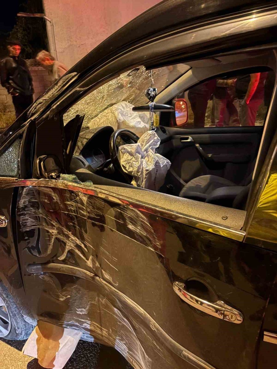 Kaza Yaparak Savrulan Motosiklet Yayalara Çarptı: 5 Yaralı