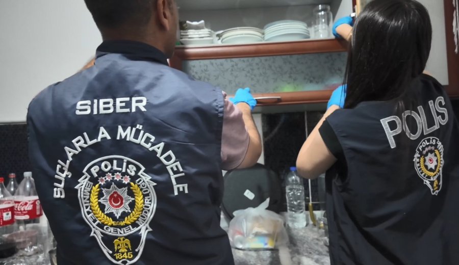 Mersin’de Sosyal Medyadan Dolandıran Şebeke Çökertildi: 5 Tutuklama