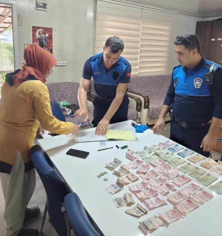 Dilencilik Yapan Kadın Yarım Saatte Bin 32 Lira Topladı