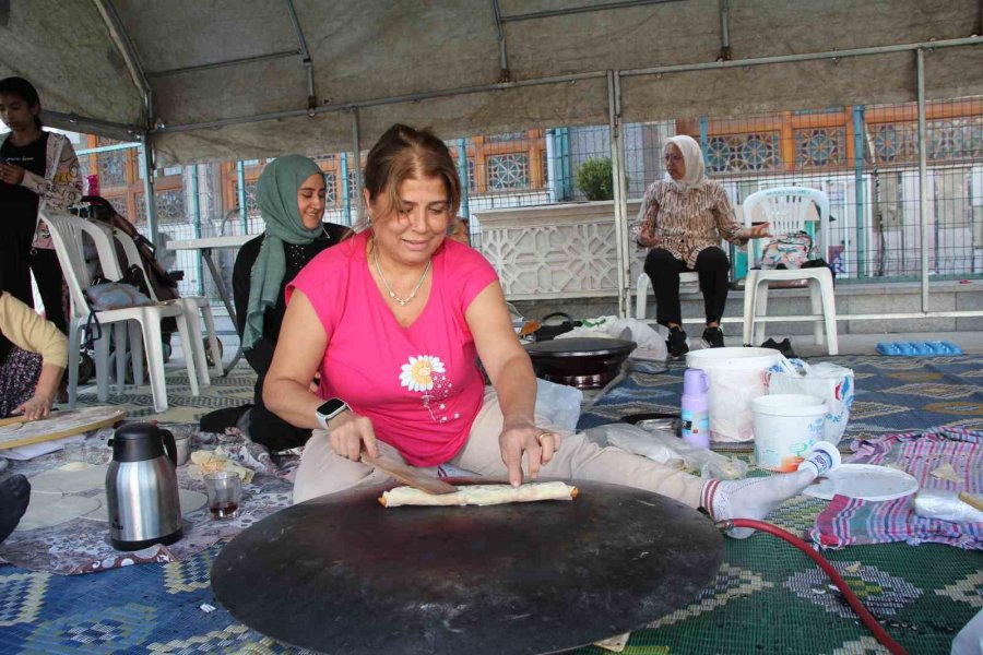 Mersin’de Dönerden Tantuniye Hayır Çarşısı Yoğun İlgi Gördü