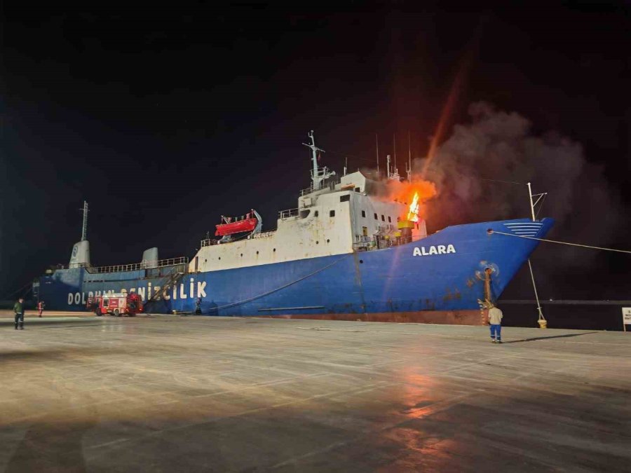 Limana Bağlı Yük Gemisinde Çıkan Yangın Söndürüldü