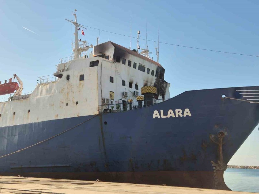 Limana Bağlı Yük Gemisinde Çıkan Yangın Söndürüldü