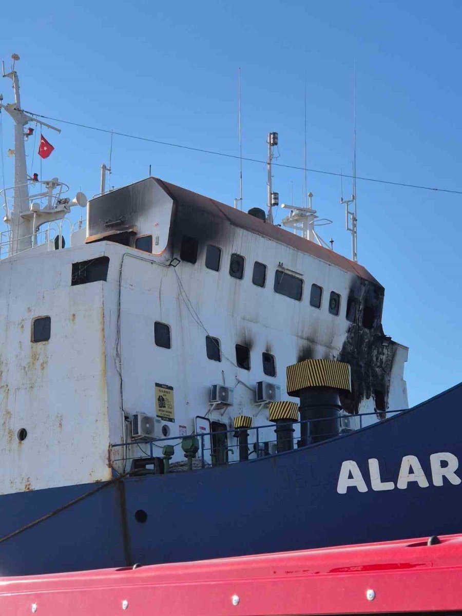 Limana Bağlı Yük Gemisinde Çıkan Yangın Söndürüldü