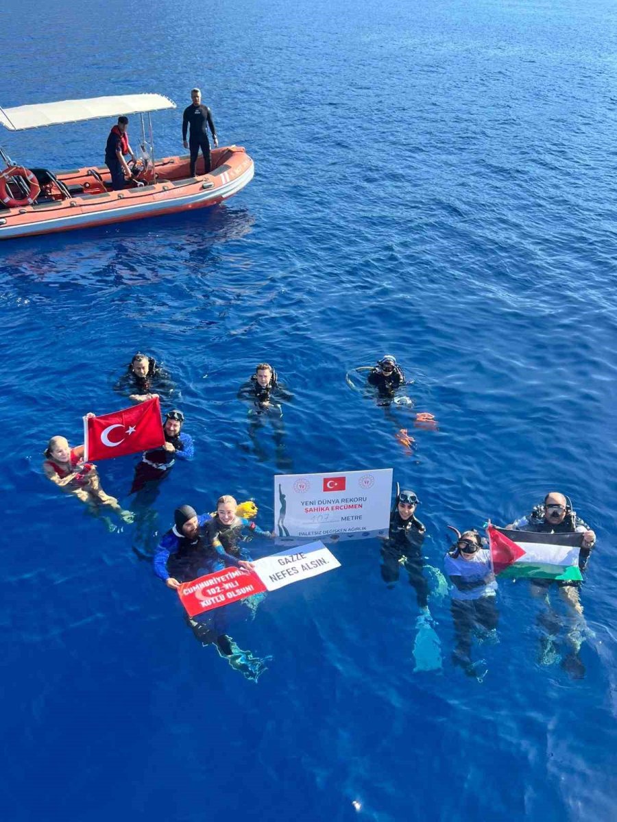 Şahika Ercümen ’cumhuriyet’ Ve ’gazze’ İçin Dünya Rekoru Kırdı