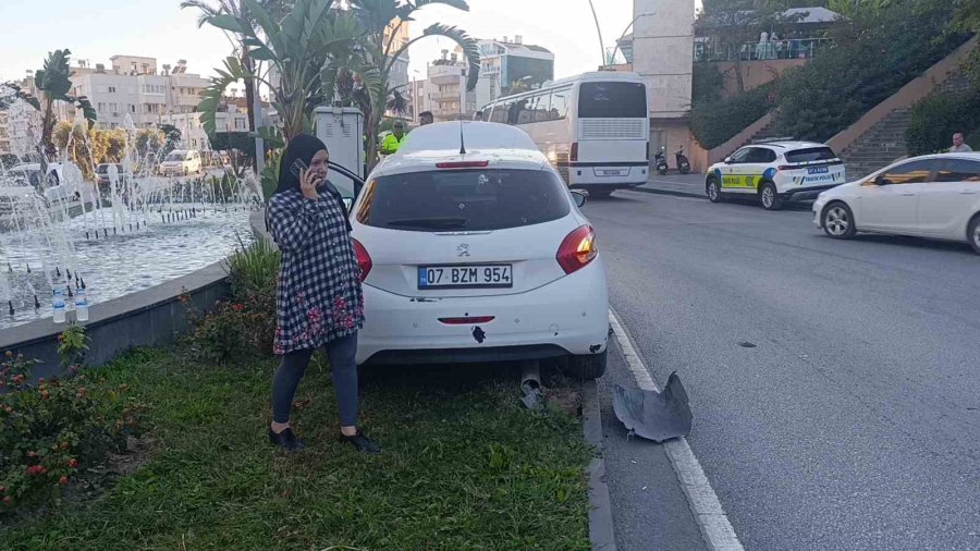 Otomobil Refüje Çıkıp Sinyalizasyon Direğini Devirdi