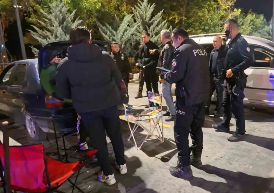 Aksaray’da Açıkta Alkol Alan 2 Şahsa Kabahatler Kanunundan Ceza Kesildi