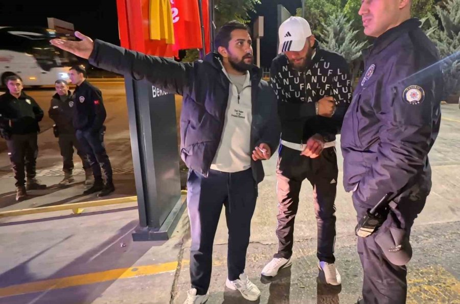 Aksaray’da Açıkta Alkol Alan 2 Şahsa Kabahatler Kanunundan Ceza Kesildi