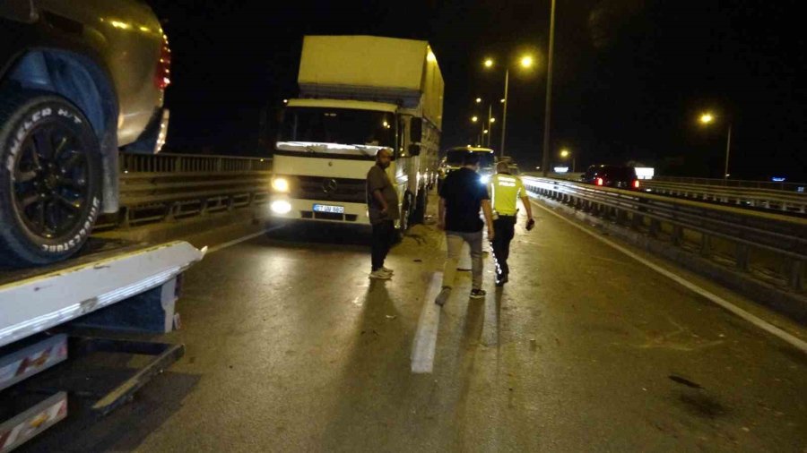 Antalya’da Kamyonla Çarpışan Pikap Hurdaya Döndü: 1 Yaralı