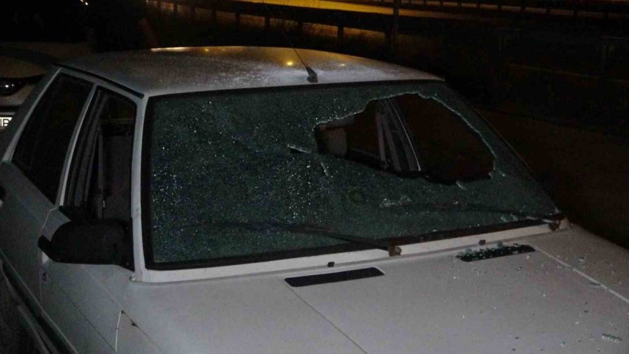 Antalya’da Kamyonla Çarpışan Pikap Hurdaya Döndü: 1 Yaralı