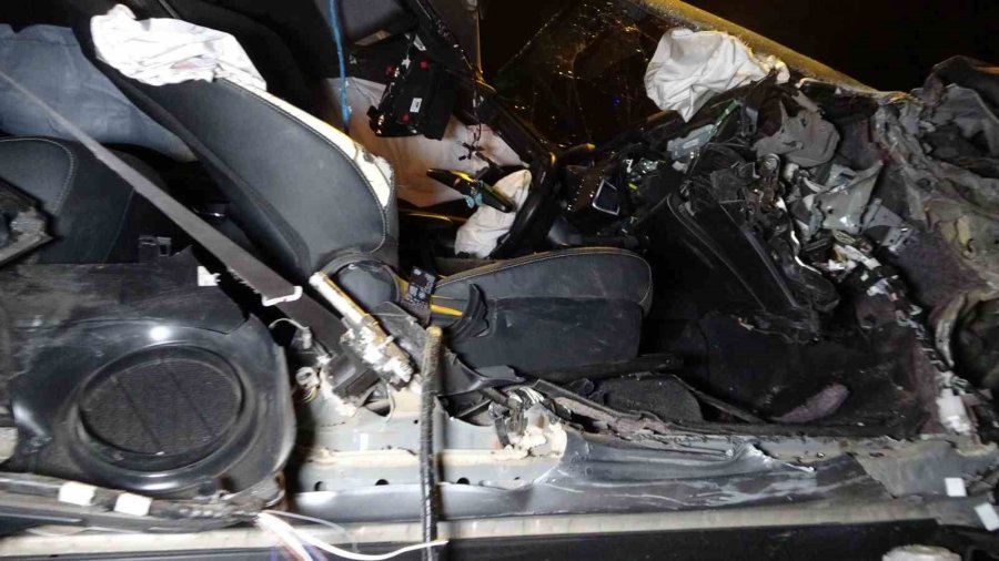 Antalya’da Kamyonla Çarpışan Pikap Hurdaya Döndü: 1 Yaralı